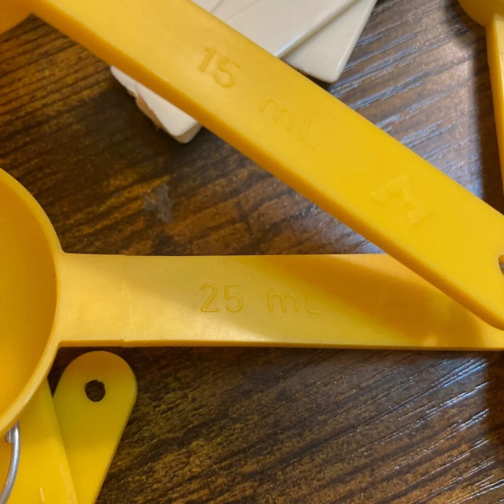 Vintage Plastic Measuring Spoons Lot Yellow White 25ml 15ml 2ml SI Mfg Canada